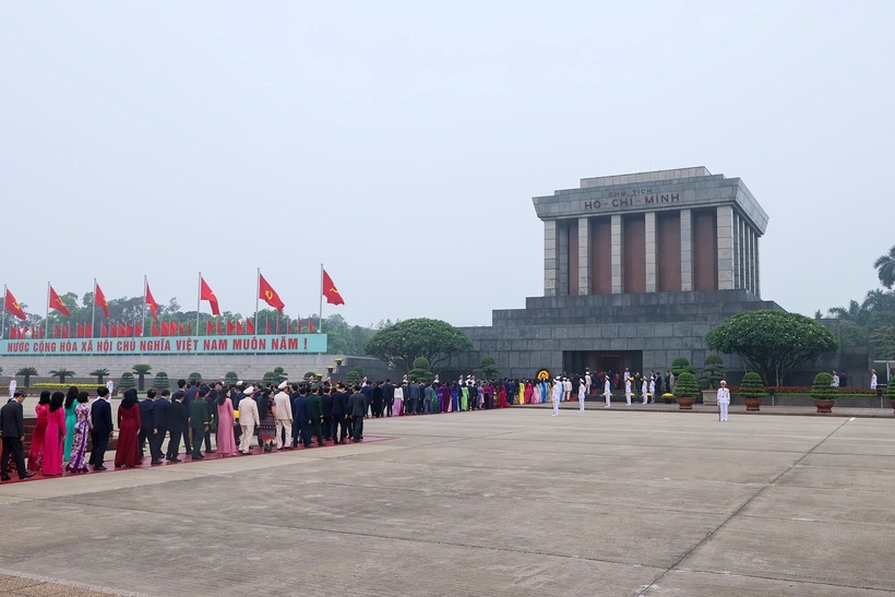 Đại biểu Quốc hội khóa XVI vào Lăng viếng Chủ tịch Hồ Chí Minh (Ảnh: Media Quốc hội).