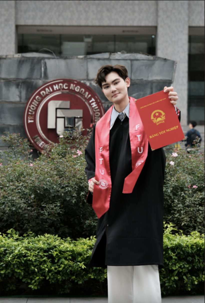 Nguyễn Hữu Khanh tốt nghiệp sớm trong 3,5 năm với GPA 3,63/4,0 và đạt 9,0/10,0 cho khóa luận tốt nghiệp. Ảnh: Người Lao Động