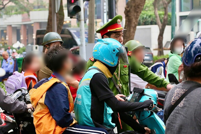 Tuy nhiên, vẫn còn một số trường hợp phụ huynh chưa chấp hành nghiêm, cá biệt có trường hợp chở cùng lúc 2 học sinh nhưng không trang bị mũ bảo hiểm cho các em.