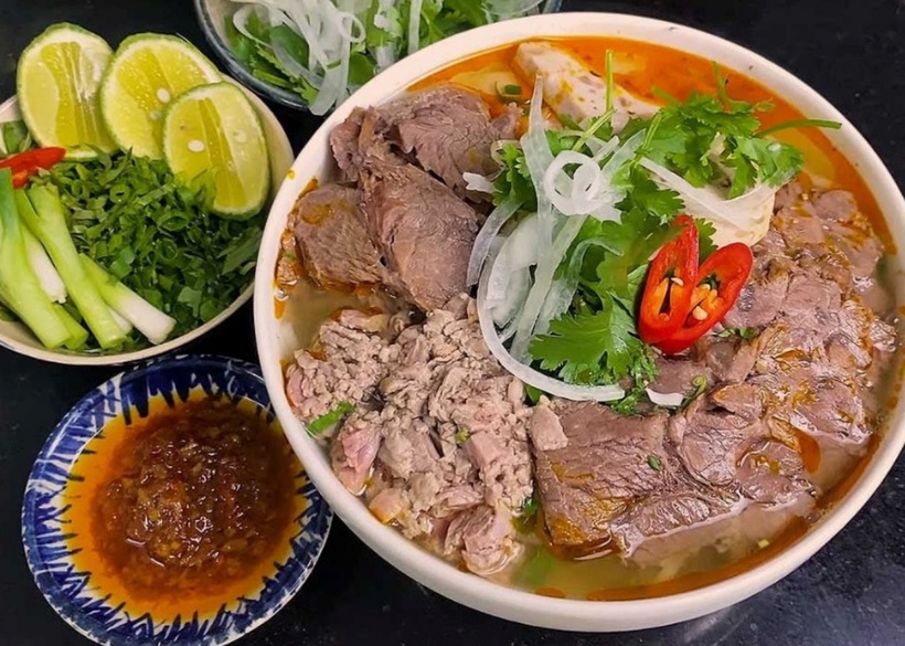 Bún bò ngon là phải nước dùng thơm mùi sả, thịt đầy tô, thêm chút sa tế cay cay là ăn tới đâu xuýt xoa tới đó.