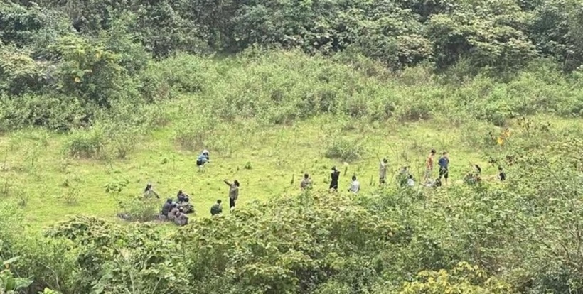 Nhiều người đang vào rừng tìm ông Dương. (Ảnh: Tuổi trẻ)