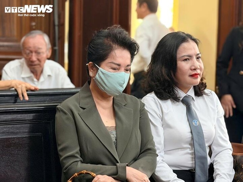 Bị cáo Nguyễn Thị Như Loan (trái) tại phiên tòa. Ảnh: VTC News