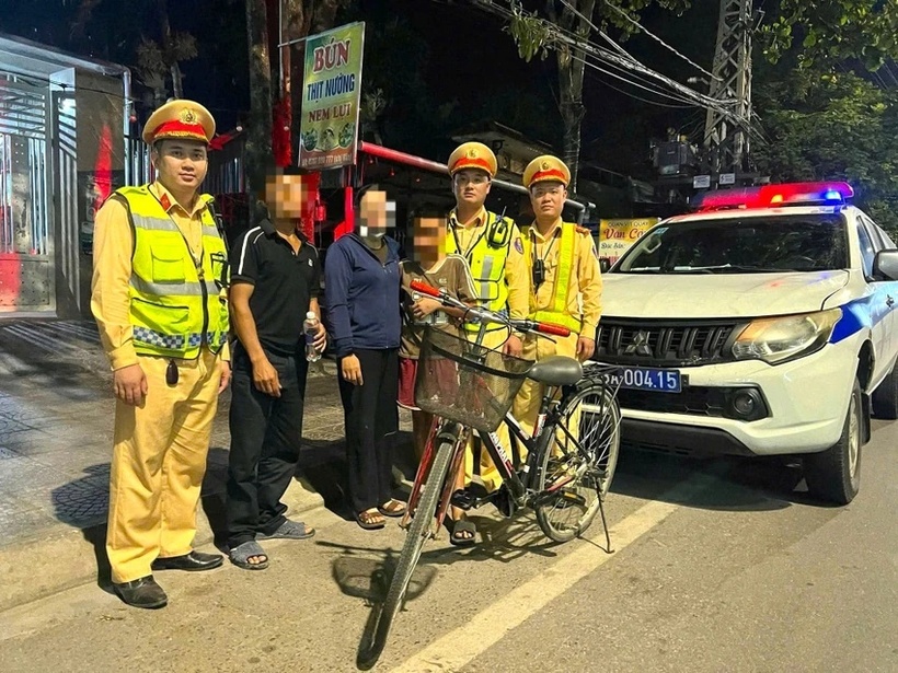 CSGT Công an tỉnh Quảng Trị hỗ trợ thiếu niên đi lạc về với gia đình an toàn. Ảnh: PLO