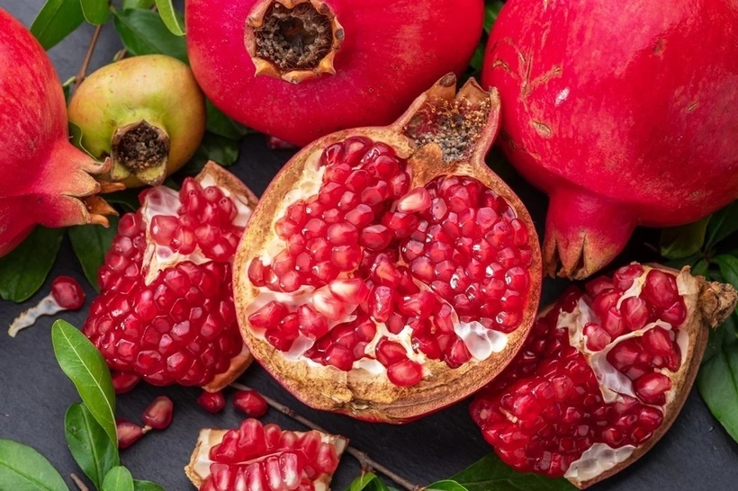 Lựu chứa nhiều hợp chất tự nhiên có khả năng làm dịu các mô và giảm viêm nhiễm.