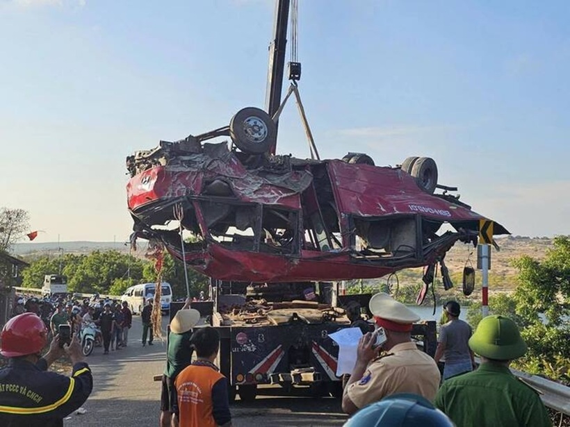 Chiếc xe gặp nạn được di dời khỏi hiện trường. Ảnh: VTC News