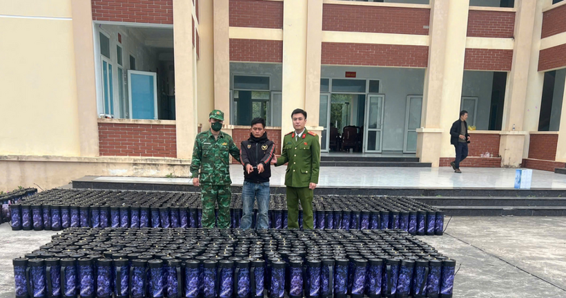 Phạm Đinh Đạt cùng vật chứng thu giữ.