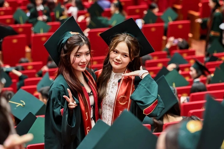 Lễ trao bằng tốt nghiệp Trường đại học Kinh tế. Ảnh: Tuổi trẻ Online