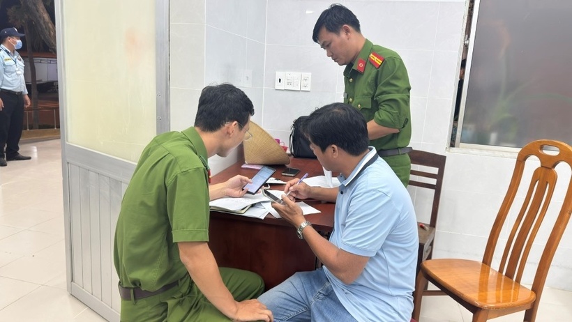 Công an làm việc với những người bị thương tại bệnh viện. Ảnh: Lao động