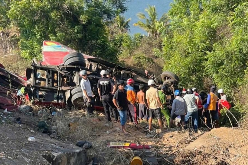 Công an khám nghiệm hiện trường. Ảnh: Dân trí