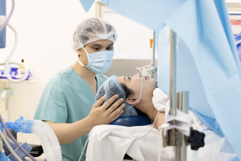 Vợ chồng Á hậu Chế Nguyễn Quỳnh Châu đón con trai đầu lòng. Ảnh: Dân Trí