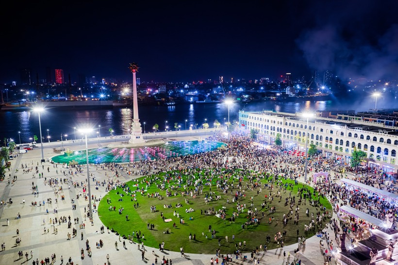 Quảng trường châu Âu là điểm hẹn quen thuộc của cộng đồng cư dân và du khách