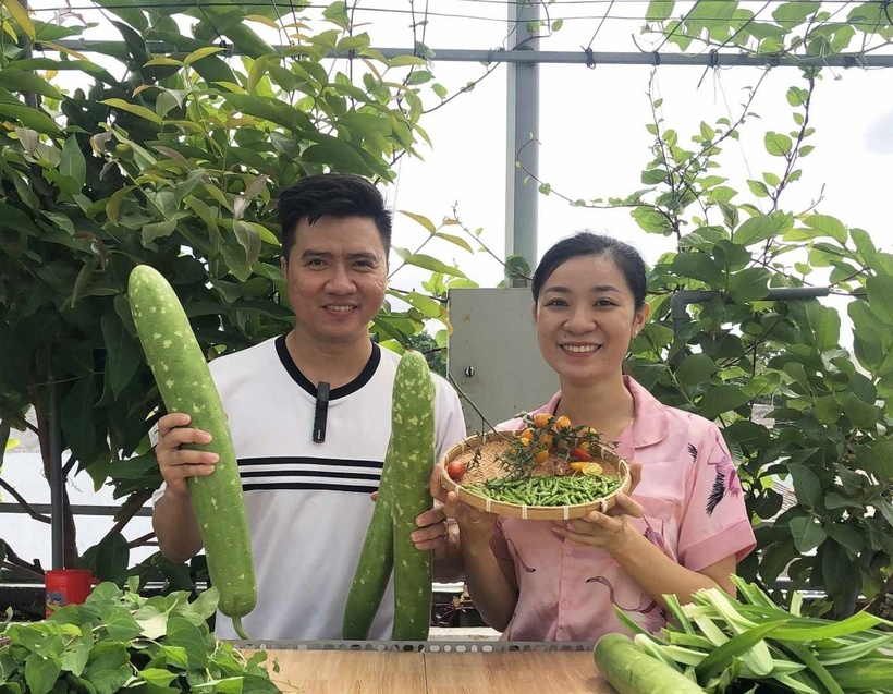 Đối với anh Tuấn, kỷ niệm đáng nhớ nhất trong hành trình làm nông dân phố chính là khoảnh khắc chùm nho đầu tiên nở hoa, bởi kỹ thuật để hoa đậu trái đòi hỏi sự tỉ mỉ và am hiểu hơn rất nhiều so với việc trồng cây đơn thuần. Chứng kiến những mầm xanh kết trái, cả gia đình anh đều cảm thấy hạnh phúc, đặc biệt là người vợ luôn xúc động trước sự tâm lý và quan tâm của chồng.