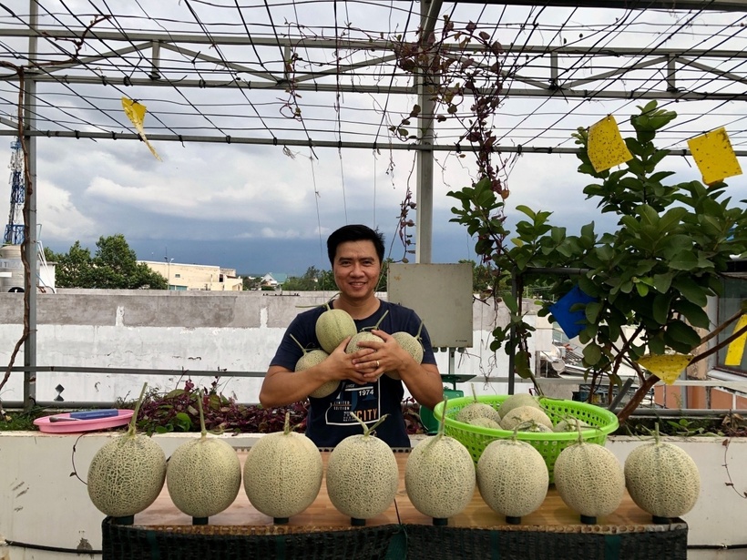 Từ niềm đam mê trồng trọt từ thuở nhỏ, khi xây dựng ngôi nhà vào năm 2019, anh Tuấn đã dành riêng khoảng diện tích 72 m2 trên sân thượng tầng 3 để hiện thực hóa ước mơ về một không gian xanh.