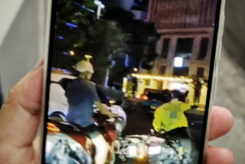 Nam thanh niên bị người đàn ông mặc áo xe ôm công nghệ dùng hung khí tấn công ở phường Sài Gòn. Ảnh cắt từ clip