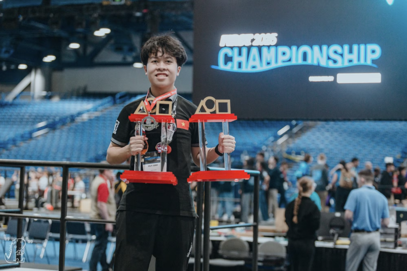 Robotics là niềm đam mê lớn nhất và bền bỉ nhất của nam sinh từ nhỏ đến nay. Ảnh: Tiền Phong