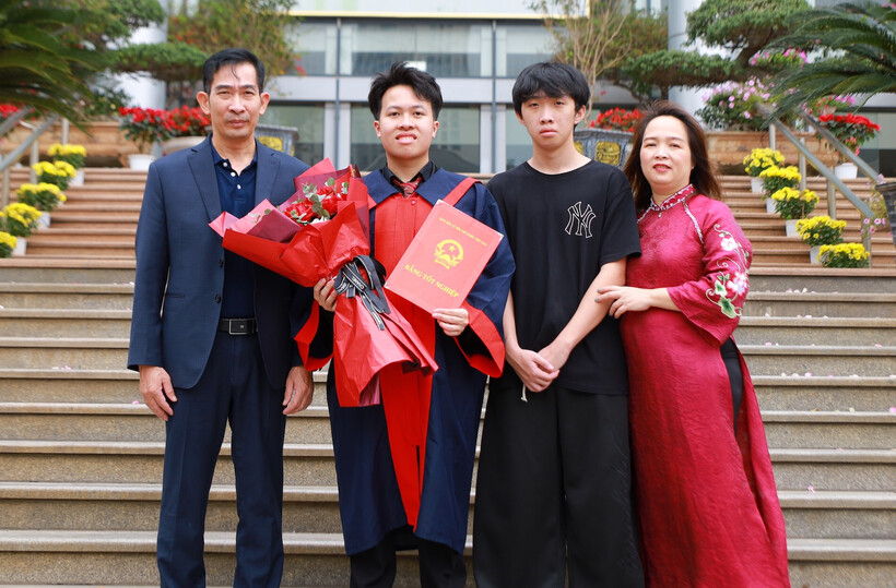 Huy Anh bên gia đình. Ảnh: VietNamNet