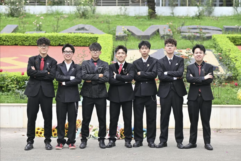 Huy Anh chụp ảnh cùng các bạn. Ảnh: Tiền Phong