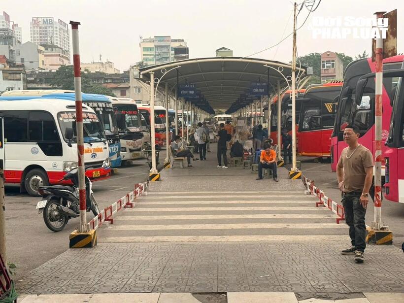 Quang cảnh bến xe đông đúc, các đơn vị vận tải chuẩn bị phương tiện trước kỳ nghỉ lễ 30/4 – 1/5.