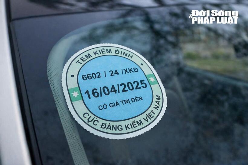 Tem kiểm định hiện hành được dán trên kính xe ô tô, thể hiện thời hạn hiệu lực, giúp cơ quan chức năng và người tham gia giao thông dễ dàng nhận biết phương tiện đủ điều kiện lưu hành. Ảnh minh họa