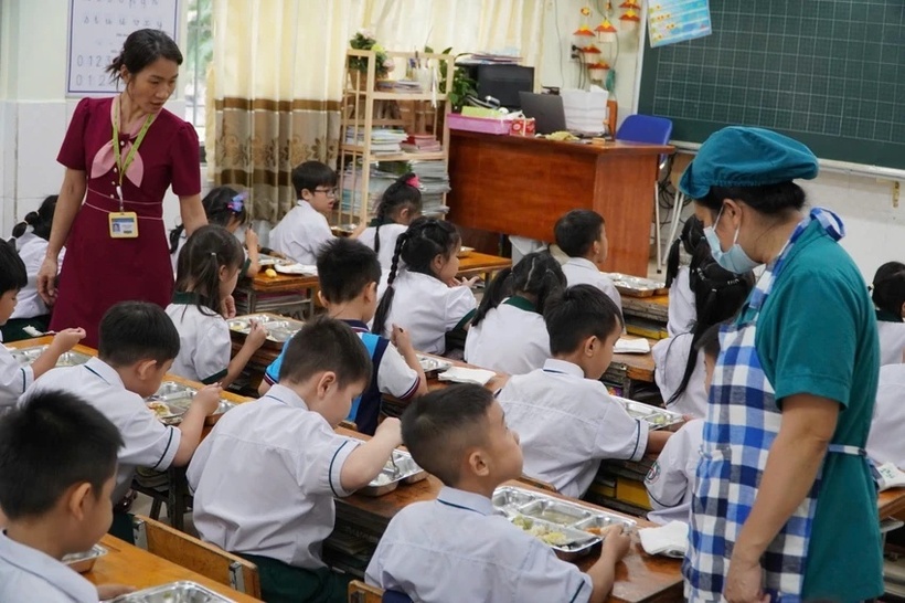 Bữa ăn bán trú tại Trường Tiểu học Hiệp Tân, phường Phú Thạnh. Ảnh: PLO