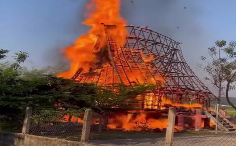 Bước đầu xác định nhà rông thôn Đăk Tiêng Klah bị cháy do cháu nhỏ nghịch dại. (Ảnh: Tuổi trẻ)