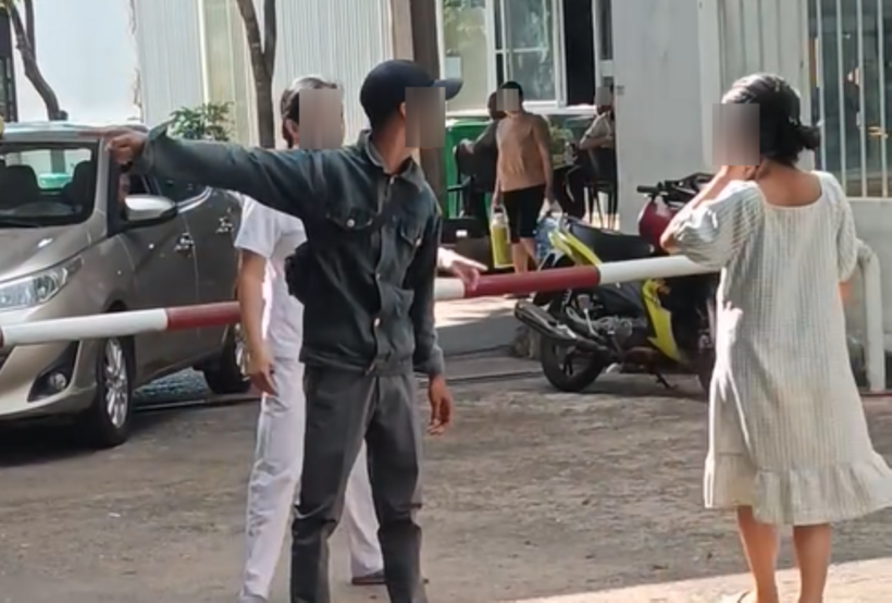 Cảnh người đàn ông đánh thai phụ trước sảnh bệnh viện. Ảnh cắt từ clip.