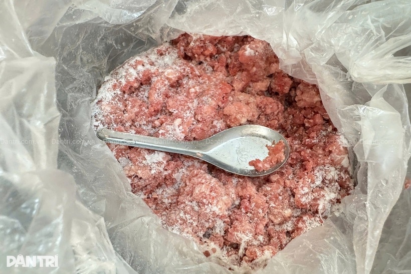 Thịt lợn nhập vào Trường Mầm non Hòa Bình bị nhiễm virus dịch tả lợn châu Phi. Ảnh: Dân trí