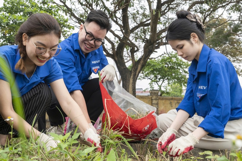 Sự kiện ra quân tại điểm cầu Phú Diễn với các hoạt động dọn rác, làm sạch môi trường đã thu hút hơn 500 bạn trẻ cùng tham gia. (Nguồn: Quỹ Vì tương lai xanh)