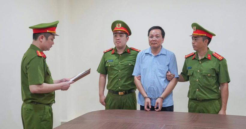 Cơ quan CSĐT Công an tỉnh Phú Thọ ra quyết định khởi tố bị can và lệnh bắt bị can để tạm giam đối với Vũ Doanh Nam - Giám đốc Trung tâm trợ giúp xã hội tỉnh Phú Thọ về tội "Lợi dụng chức vụ quyền hạn trong khi thi hành công vụ".