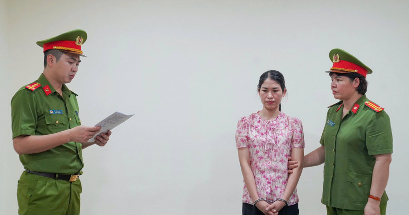 Cơ quan CSĐT Công an tỉnh Phú Thọ ra quyết định khởi tố bị can và lệnh bắt bị can để tạm giam đối với Phùng Thị Thùy Linh - Kế toán Trung tâm trợ giúp xã hội tỉnh Phú Thọ về tội "lợi dụng chức vụ quyền hạn trong khi thi hành công vụ".