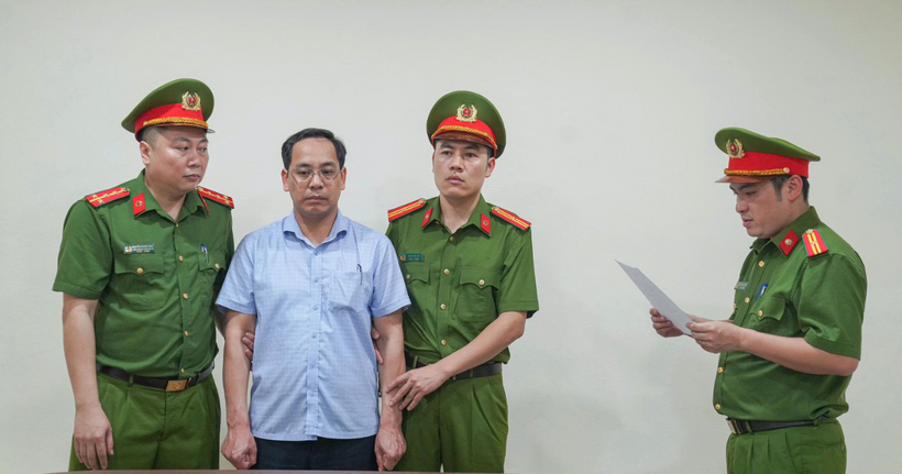 Cơ quan CSĐT Công an tỉnh Phú Thọ ra quyết định khởi tố bị can và lệnh bắt bị can để tạm giam đối với Trần Thu Đông - Hiệu trưởng Trường Phổ thông dân tộc nội trú THCS và THPT Yên Lập, tỉnh Phú Thọ về tội "lợi dụng chức vụ quyền hạn trong khi thi hành công vụ"