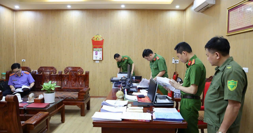 Cơ quan Cảnh sát điều tra Công an tỉnh Phú Thọ thi hành Lệnh khám xét nơi làm việc của Vũ Doanh Nam, Giám đốc và Phùng Thị Thuỳ Linh, kế toán tại Trung tâm trợ giúp xã hội tỉnh Phú Thọ.