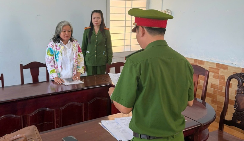 Cơ quan điều tra tống đạt Quyết định khởi tố bị can và Lệnh bắt bị can để tạm giam đối với Trần Thị Bích Phượng