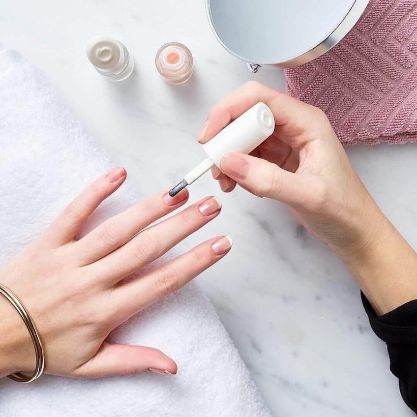 Tùy vào loại sơn và tình trạng móng, bạn có thể lựa chọn nước tẩy chuyên dụng, acetone hoặc các mẹo đơn giản tại nhà để làm sạch lớp sơn cũ.