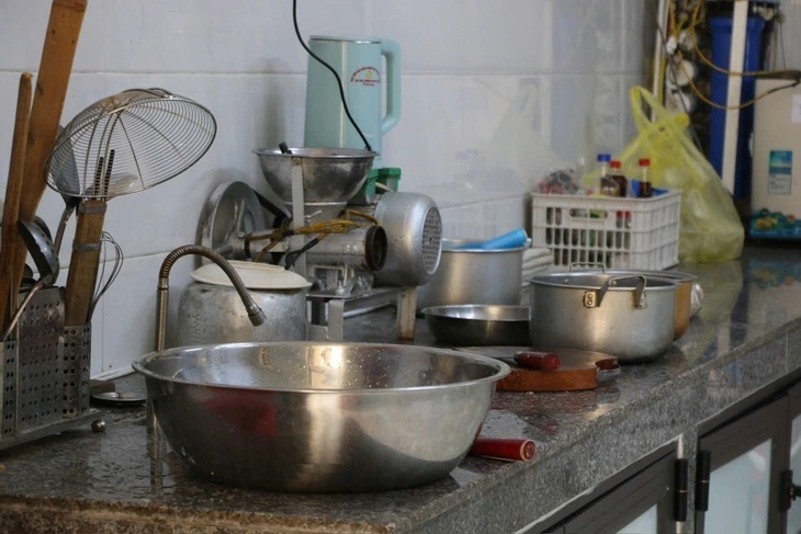 Sau sự việc mất an toàn vệ sinh thực phẩm, hiệu trưởng Trường Mầm non Hòa Bình bị đình chỉ để phục vụ công tác kiểm tra. Ảnh: Tuổi trẻ Online