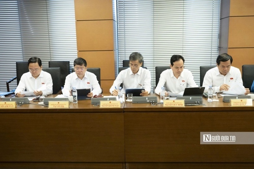 Các đại biểu tại phiên thảo luận tổ 15 sáng 9/4 (Ảnh: Hoàng Bích).