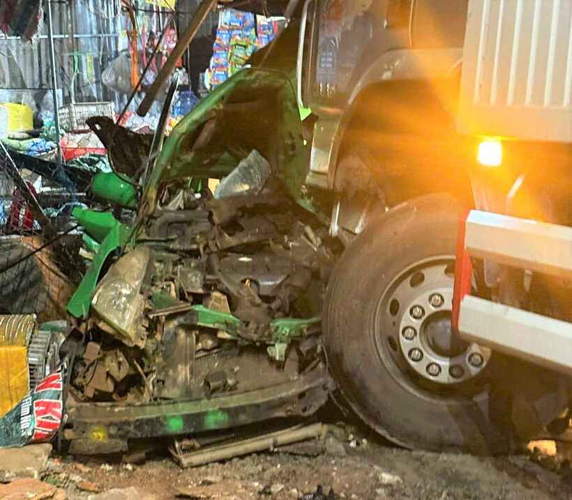 Vụ tai nạn khiến tài xế xe taxi tử vong. Ảnh: Lao động