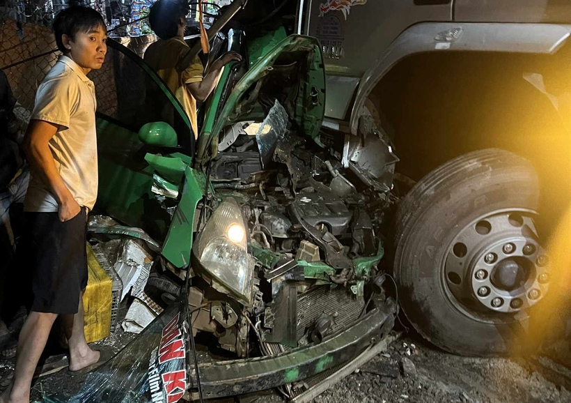 Đầu xe taxi bị biến dạng sau vụ tai nạn. Ảnh: Người lao động