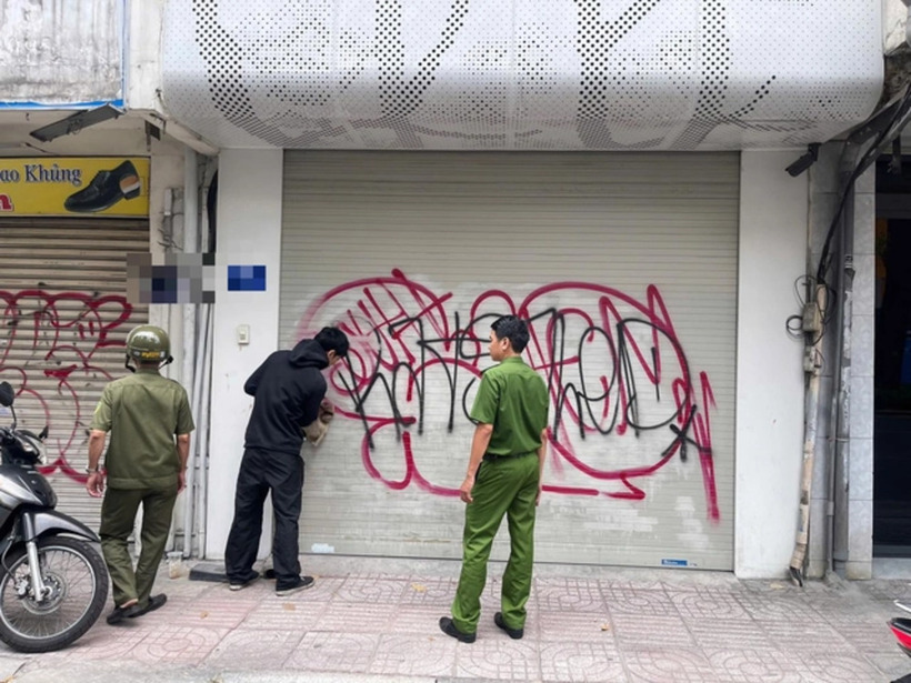 Nguyễn Quỳnh K. vẽ bậy lên nhà dân tại khu vực trung tâm thành phố. Ảnh: Báo Người lao động.