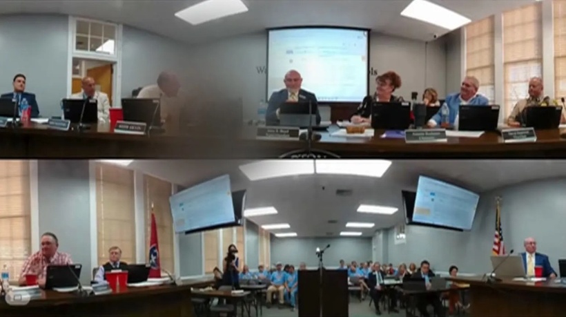 Thành viên Hội đồng Giáo dục tại hạt Washington, bang Tennessee (Mỹ) có những lời lẽ và hành động khiếm nhã đối với một nữ sinh ngay trong cuộc họp được phát trực tiếp. Ảnh: WSMV