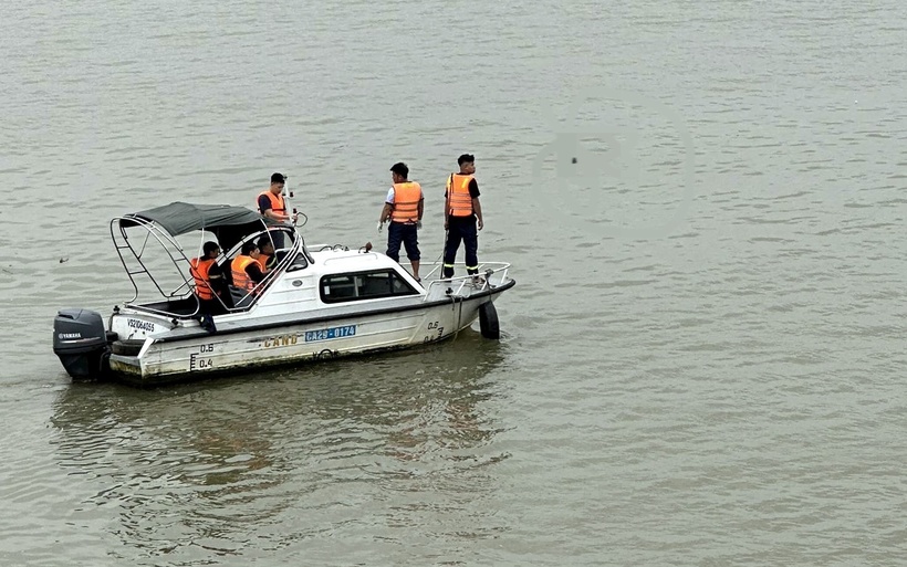 Lực lượng chức năng đưa thi thể nạn nhân lên bờ. (Ảnh; VietnamNet)