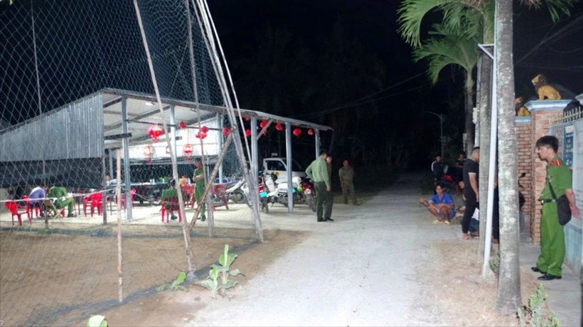 Lực lượng chức năng Đồng Tháp khám nghiệm hiện trường, điều tra nguyên nhân vụ án mạng. (Ảnh: PLO)