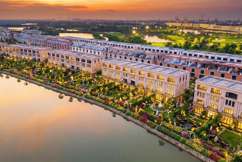 Nhà vườn Đảo Vua sở hữu sân vườn rộng rãi liền kề mặt nước ở phía sau, còn phía trước là phố xá tấp nập