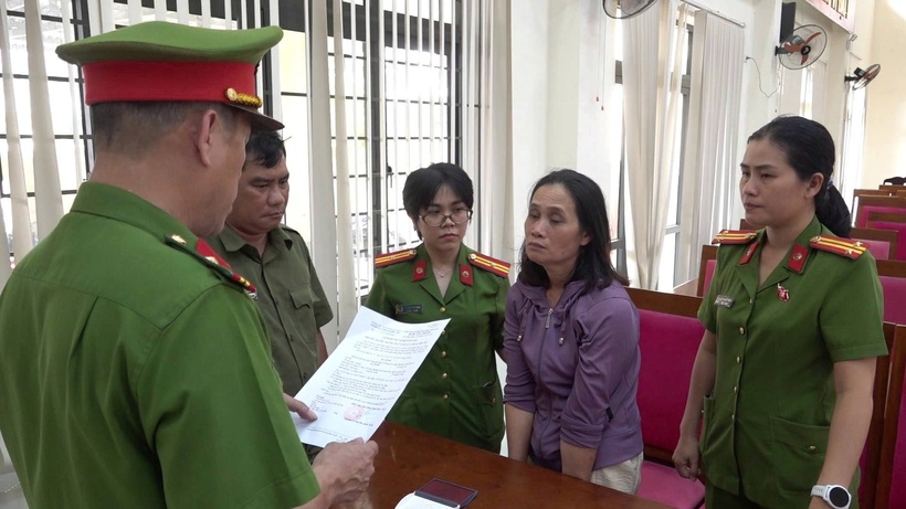 Công an đọc lệnh khởi tố, bắt tạm giam bà Cao Thị Bé. (Ảnh: Công an TP.Đà Nẵng)