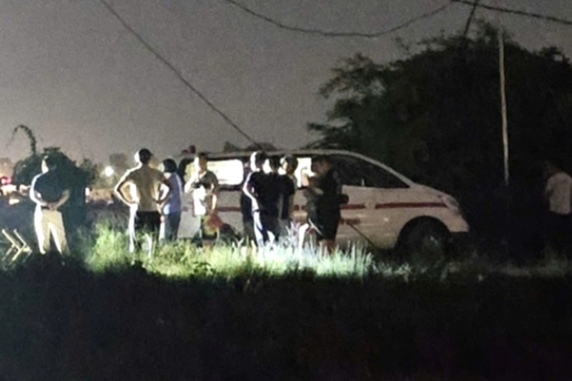 Cơ quan chức năng khám nghiệm hiện trường, tử thi, điều tra nguyên nhân vụ tai nạn. (Ảnh: Dân trí)