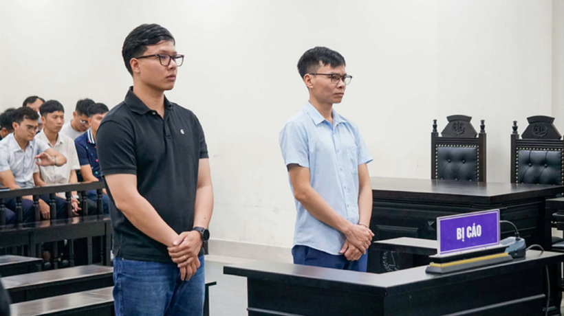 Hai cựu công an quận Cầu Giấy bị đưa ra xét xử ngày 9/4 với cáo buộc thiếu trách nhiệm liên quan vụ cháy làm 15 người chết. Ảnh: TTO