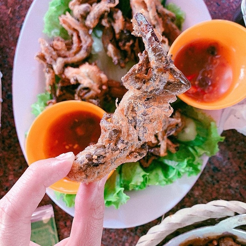 Thằn lằn núi chiên giòn là món phổ biến nhất với lớp da vàng rụm, giòn tan bao bọc phần thịt trắng mềm thơm ngọt bên trong.