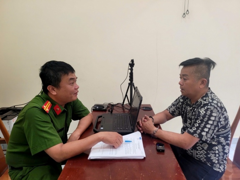 Đối tượng Hồ Minh Đạt tại cơ quan điều tra. (Ảnh: Công an TP.HCM)