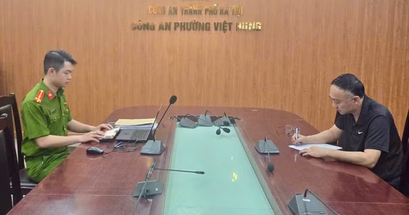 Lấy lời khai của 1 đối tượng trong vụ án. (Ảnh: Chu Hương)