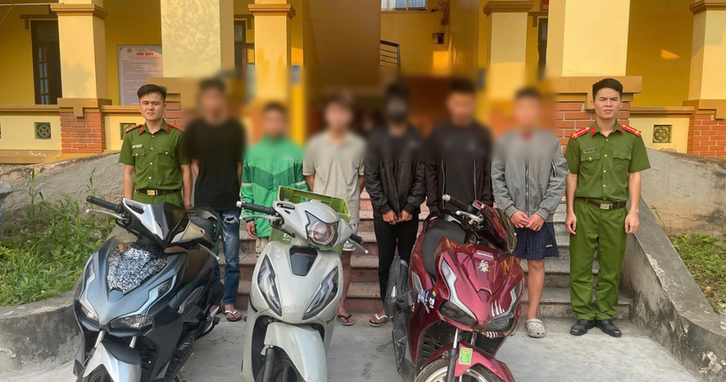 Nhóm đối tượng dùng chai, lọ ném vào người đi đường. (Ảnh: Công an Hải Phòng)